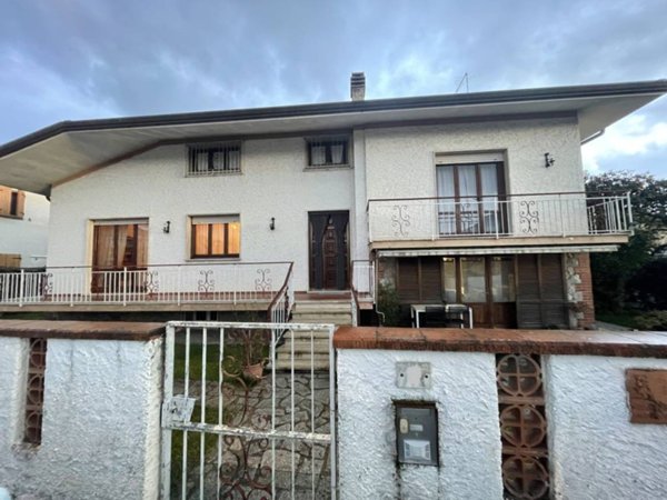 casa indipendente in vendita a Pietrasanta in zona Osterietta
