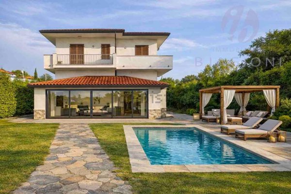 casa indipendente in vendita a Pietrasanta in zona Fiumetto
