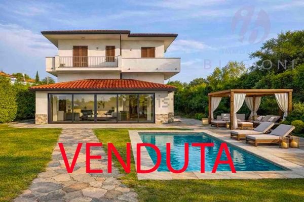 casa indipendente in vendita a Pietrasanta in zona Fiumetto