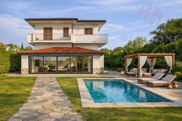 casa indipendente in vendita a Pietrasanta in zona Vignone