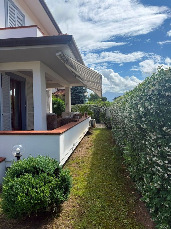 casa indipendente in vendita a Pietrasanta in zona Focette