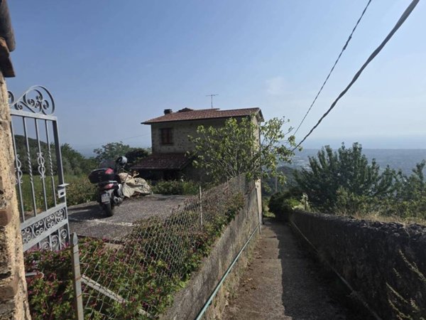 casa indipendente in vendita a Pietrasanta in zona Capezzano