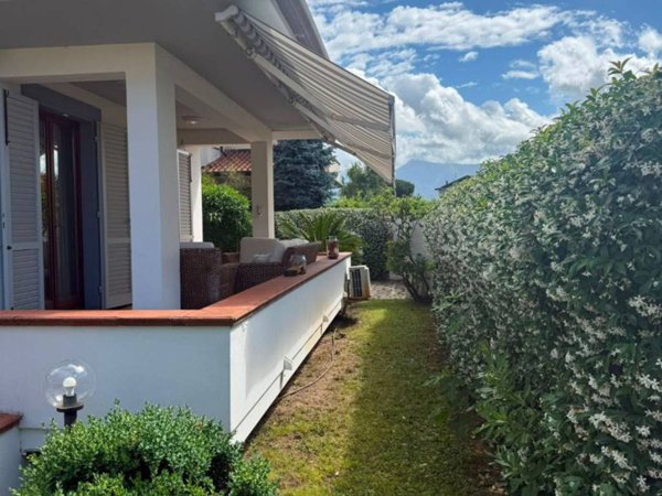 casa indipendente in vendita a Pietrasanta in zona Focette