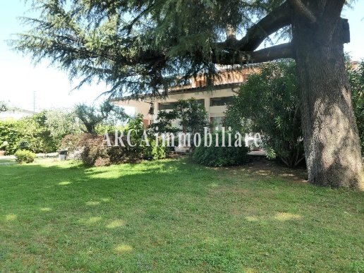 casa indipendente in vendita a Pietrasanta in zona Capezzano Monte
