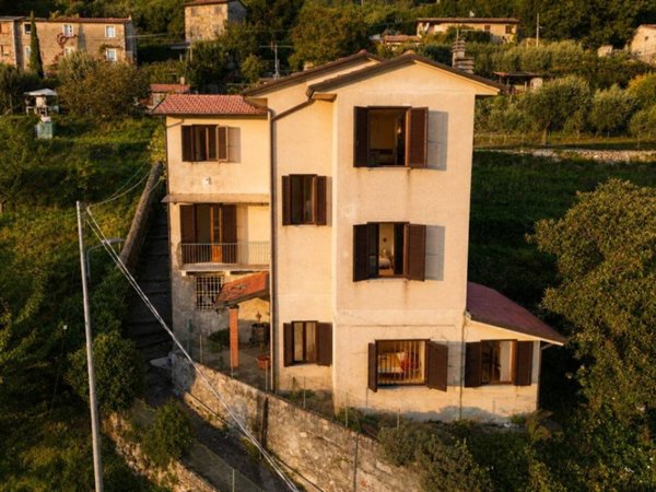 casa indipendente in vendita a Pietrasanta in zona Capezzano Monte
