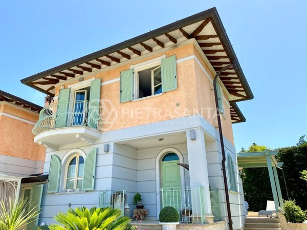 casa indipendente in vendita a Pietrasanta in zona Tonfano