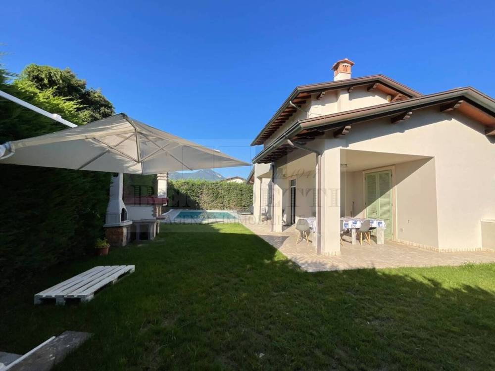 casa indipendente in vendita a Pietrasanta in zona Vignone