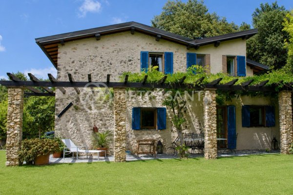 casa indipendente in vendita a Pietrasanta in zona Capezzano