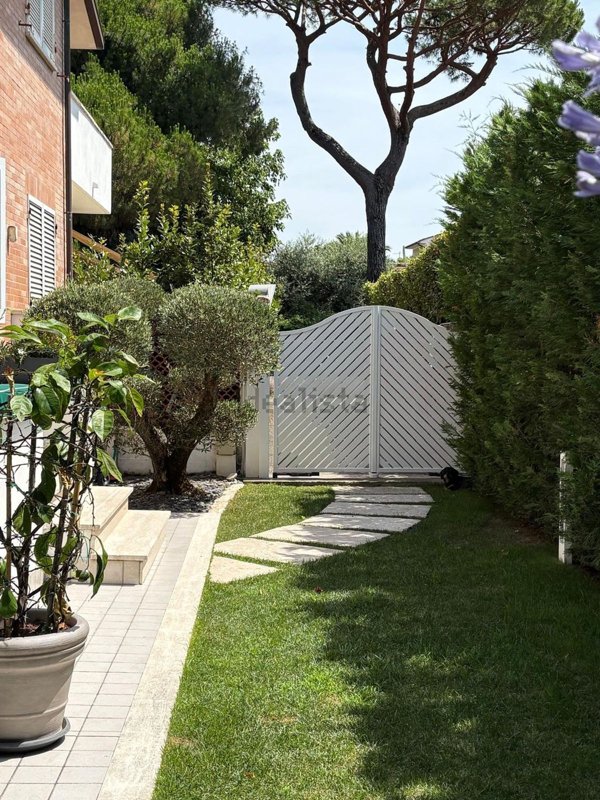 casa indipendente in vendita a Pietrasanta in zona Tonfano