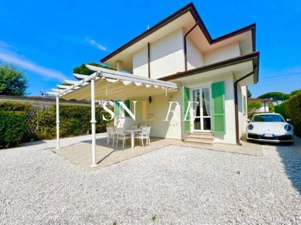 casa indipendente in vendita a Pietrasanta in zona Tonfano