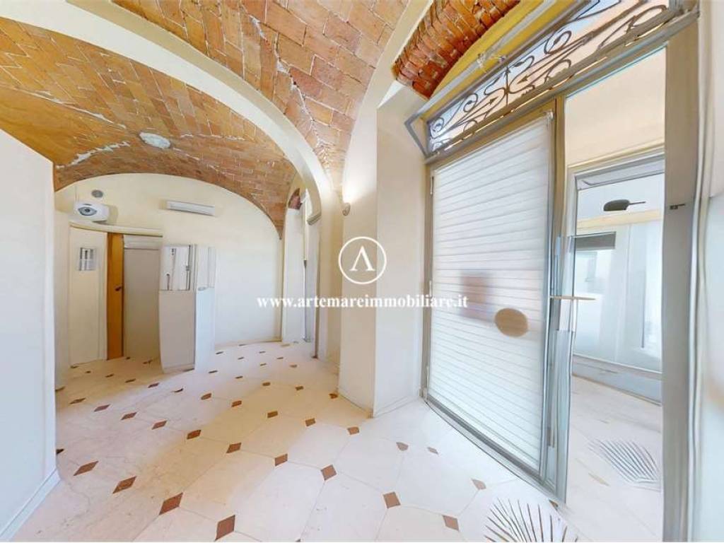 negozio in vendita a Pietrasanta in zona Capezzano Monte