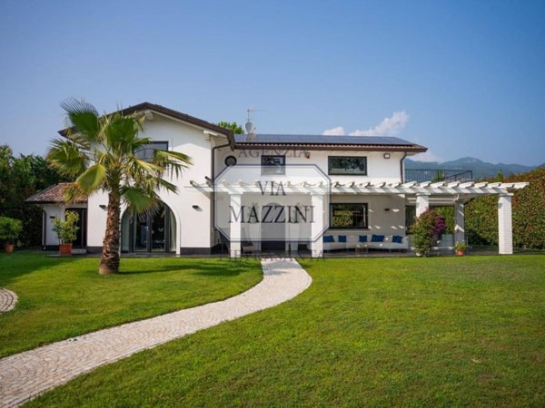 casa indipendente in vendita a Pietrasanta in zona Osterietta