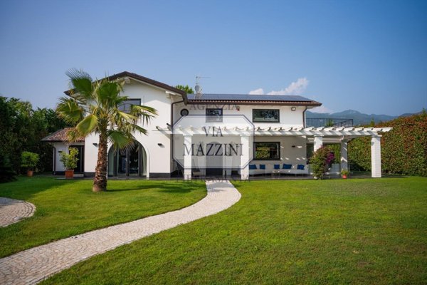 casa indipendente in vendita a Pietrasanta in zona Osterietta