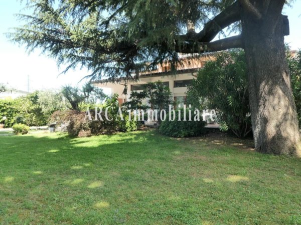casa indipendente in vendita a Pietrasanta in zona Capezzano Monte