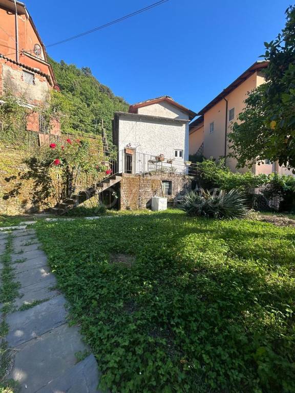 casa indipendente in vendita a Pietrasanta in zona Valdicastello