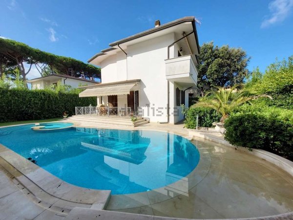 casa indipendente in vendita a Pietrasanta in zona Tonfano