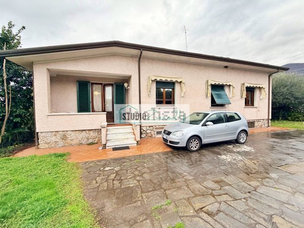 casa indipendente in vendita a Pietrasanta in zona Strettoia