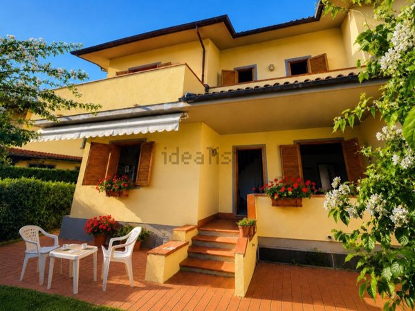 casa indipendente in vendita a Pietrasanta in zona Vignone