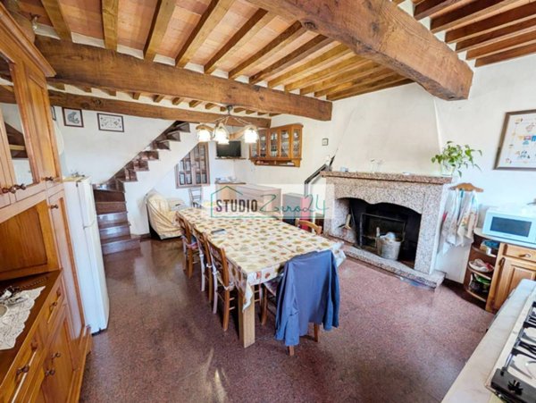 casa indipendente in vendita a Pietrasanta in zona Strettoia