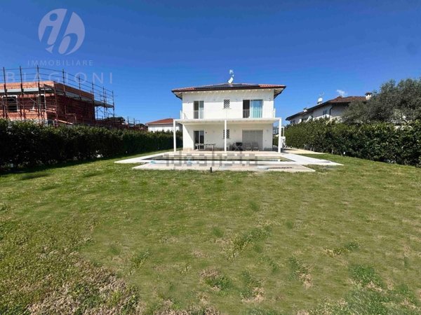 casa indipendente in vendita a Pietrasanta in zona Osterietta