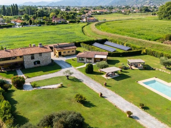 casa indipendente in vendita a Pietrasanta in zona Traversagna