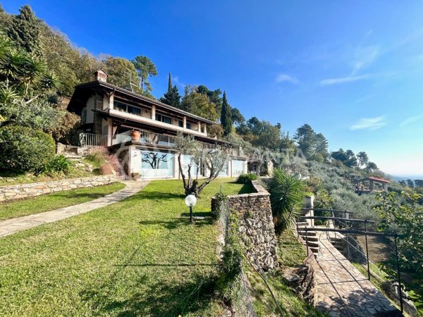 casa indipendente in vendita a Pietrasanta in zona Capezzano Monte