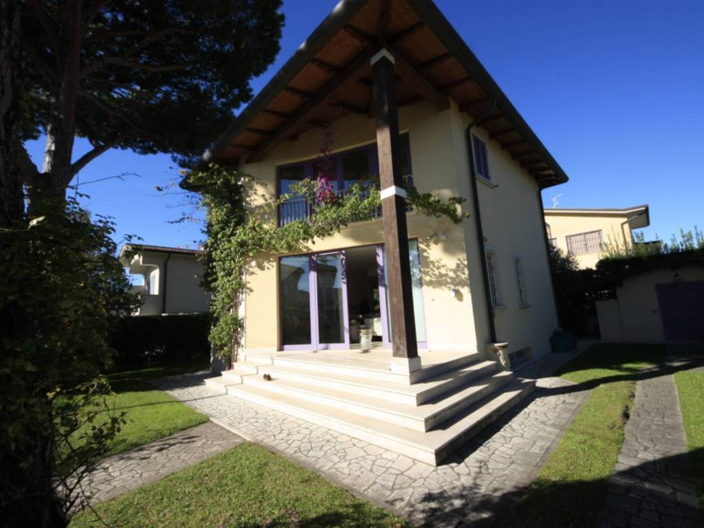 casa indipendente in vendita a Pietrasanta in zona Tonfano
