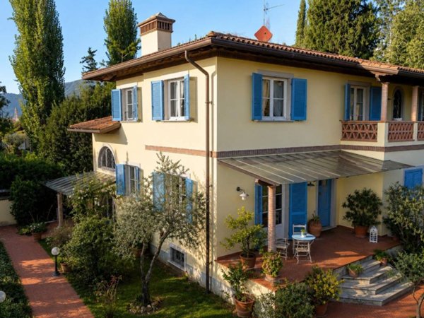 casa indipendente in vendita a Pietrasanta in zona Capezzano Monte
