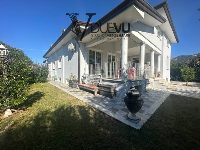 casa indipendente in vendita a Pietrasanta in zona Crociale