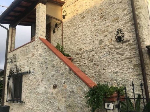 casa indipendente in vendita a Pietrasanta in zona Strettoia