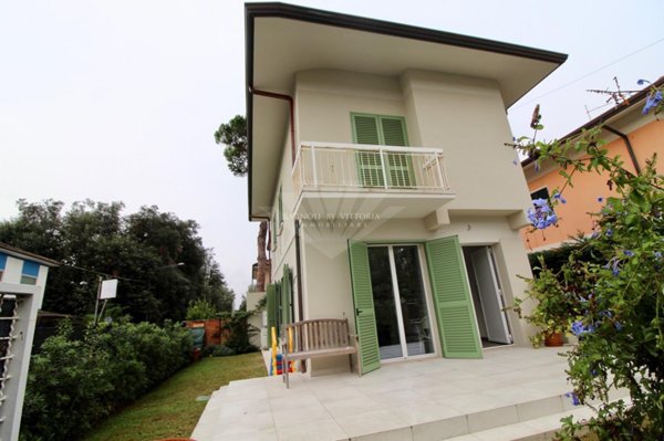 casa indipendente in vendita a Pietrasanta in zona Marina di Pietrasanta