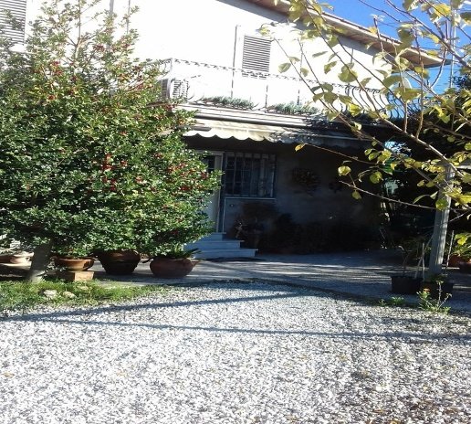casa indipendente in vendita a Pietrasanta in zona Crociale