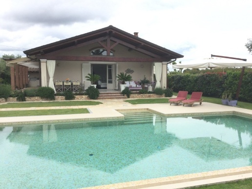 casa indipendente in vendita a Pietrasanta in zona Crociale