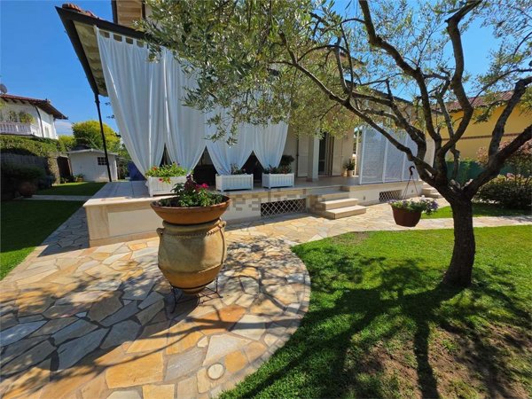 casa indipendente in vendita a Pietrasanta in zona Tonfano