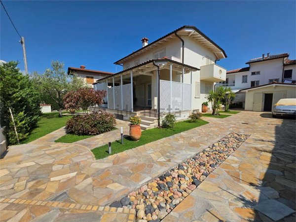 casa indipendente in vendita a Pietrasanta in zona Motrone