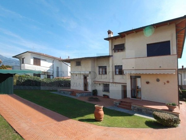 casa indipendente in vendita a Pietrasanta in zona Tonfano