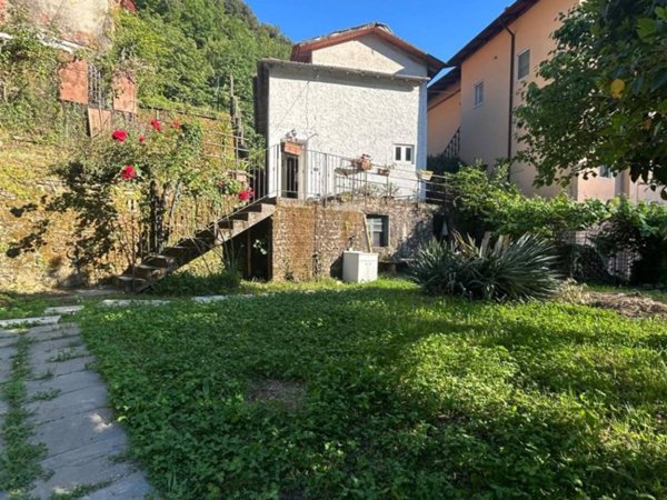 casa indipendente in vendita a Pietrasanta in zona Valdicastello