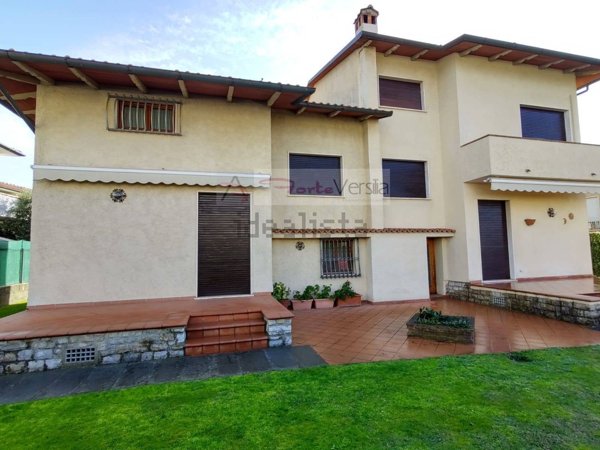 casa indipendente in vendita a Pietrasanta in zona Vignone