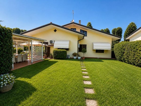 casa indipendente in vendita a Pietrasanta in zona Africa