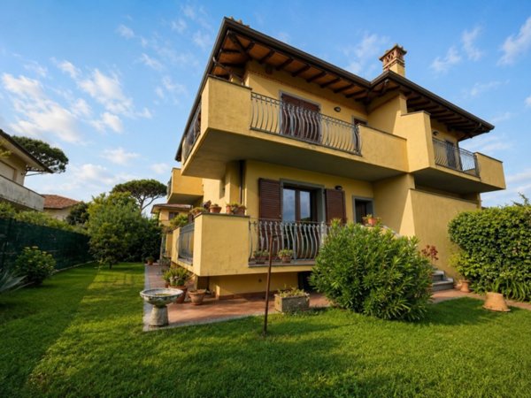casa indipendente in vendita a Pietrasanta in zona Fiumetto