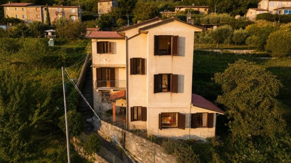 casa indipendente in vendita a Pietrasanta in zona Capezzano