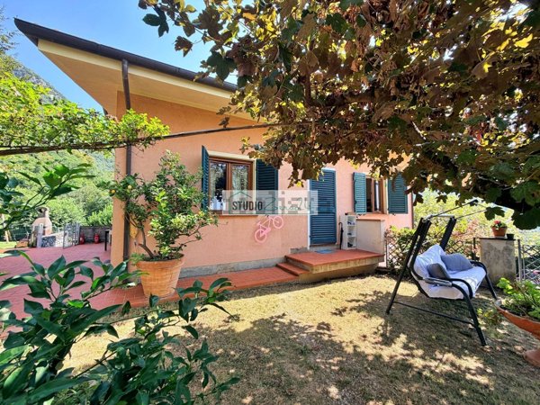casa indipendente in vendita a Pietrasanta in zona Valdicastello