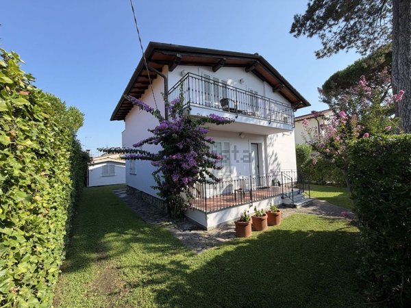 casa indipendente in vendita a Pietrasanta in zona Tonfano