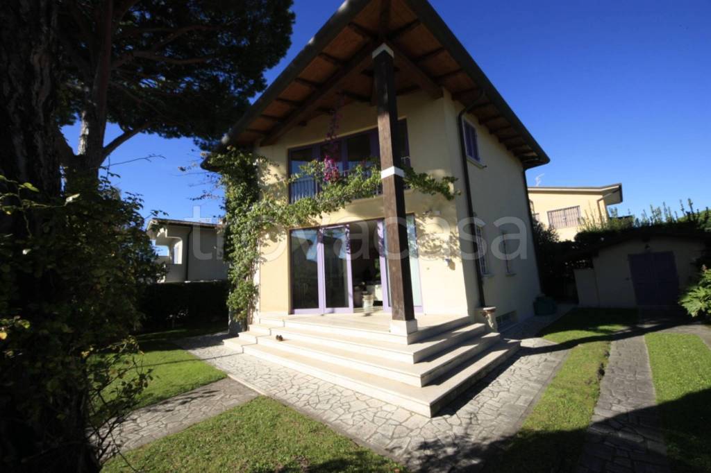 casa indipendente in vendita a Pietrasanta in zona Vignone
