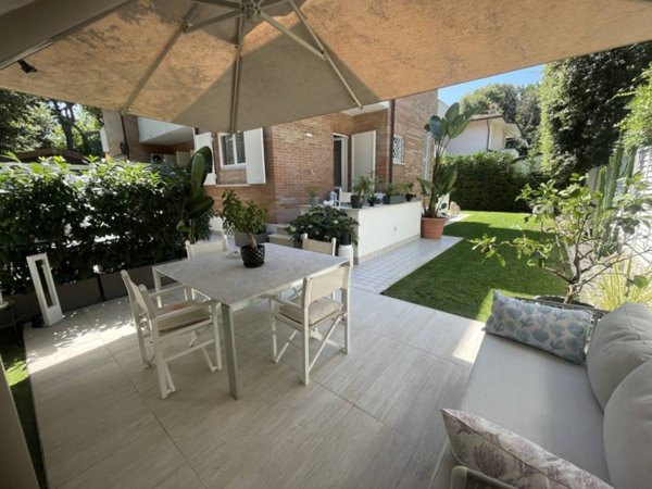 casa indipendente in vendita a Pietrasanta in zona Tonfano