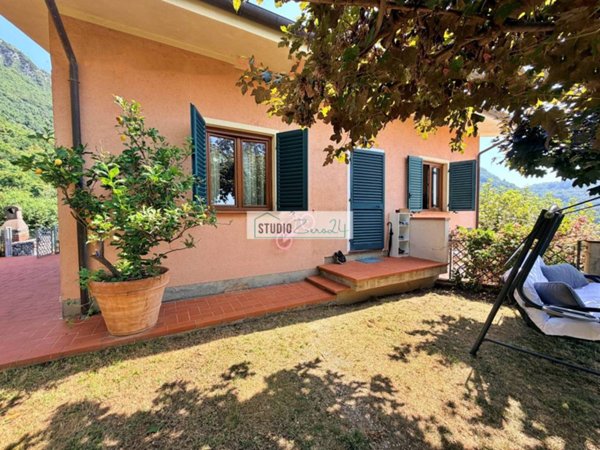casa indipendente in vendita a Pietrasanta in zona Valdicastello