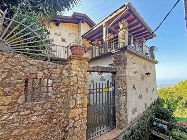 casa indipendente in vendita a Pietrasanta in zona Capezzano