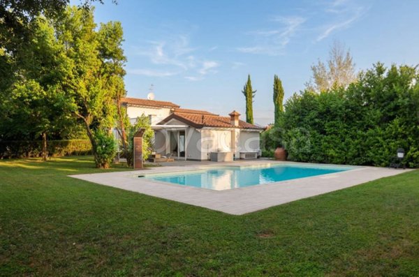 casa indipendente in vendita a Pietrasanta in zona Marina di Pietrasanta