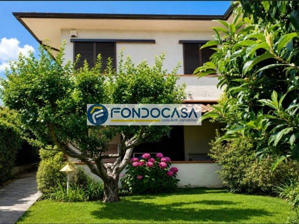 casa indipendente in vendita a Pietrasanta in zona Tonfano