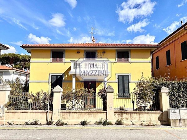 casa indipendente in vendita a Pietrasanta in zona Tonfano